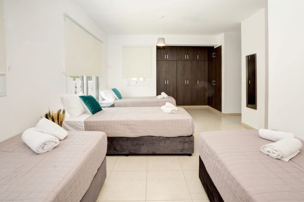 4-Bedroom Amazing Villa (Sleeps up to 10) #012