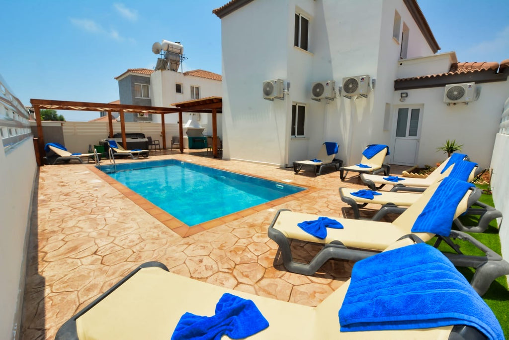 4-Bedroom Jacuzzi Villa (Sleeps up to 10) #013