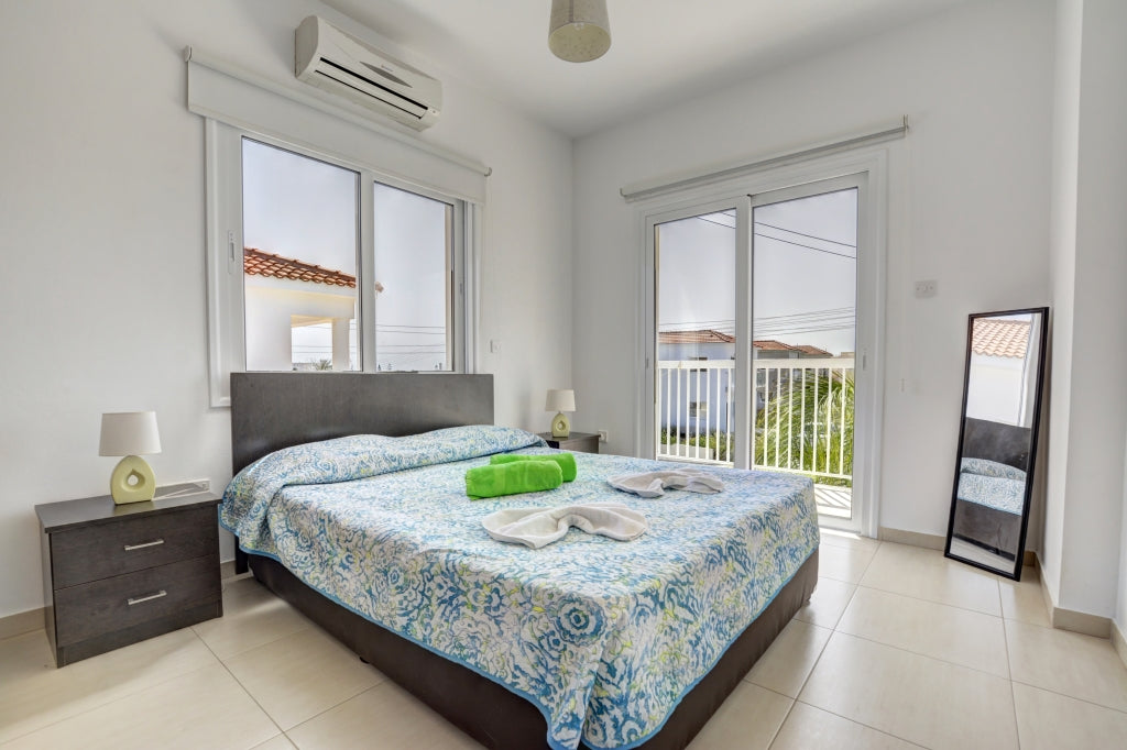 Fantastic 4-Bedroom Villa (Sleeps up to 10) #008