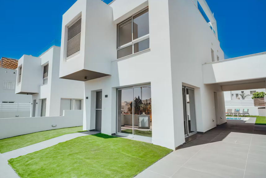 Modern 3-Bedroom Villa With Private Pool (Sleeps up to 10) #001