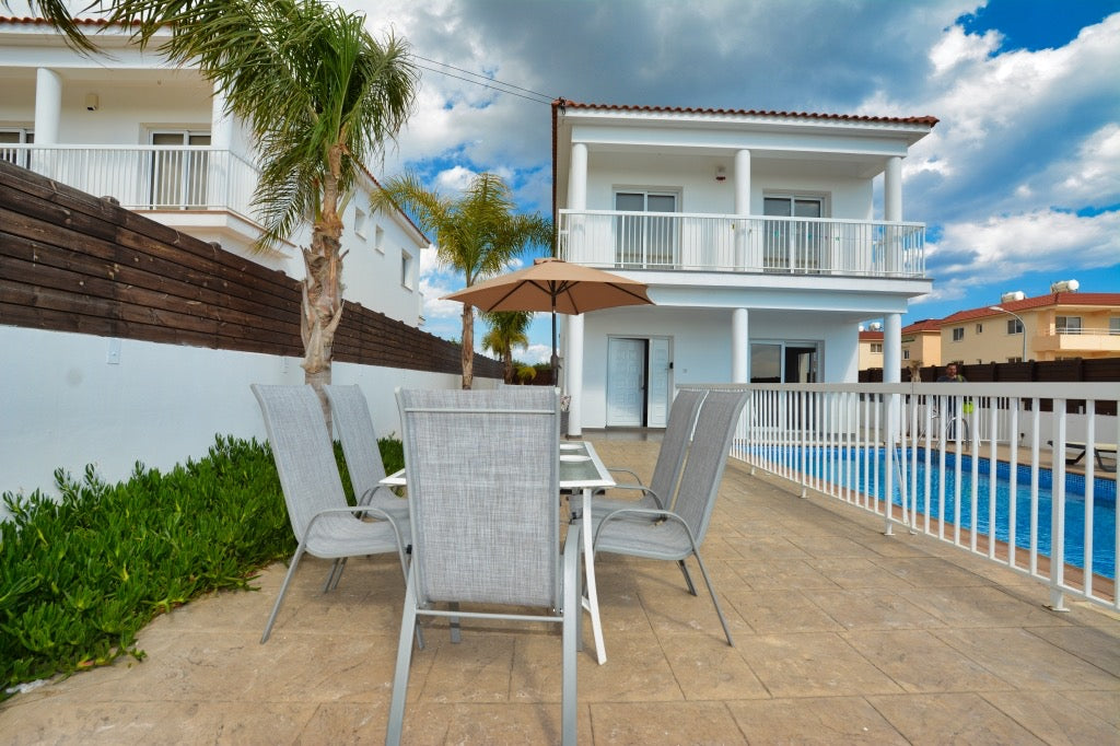 4-Bedroom Villa - Perfect Location (Sleeps up to 10) #010